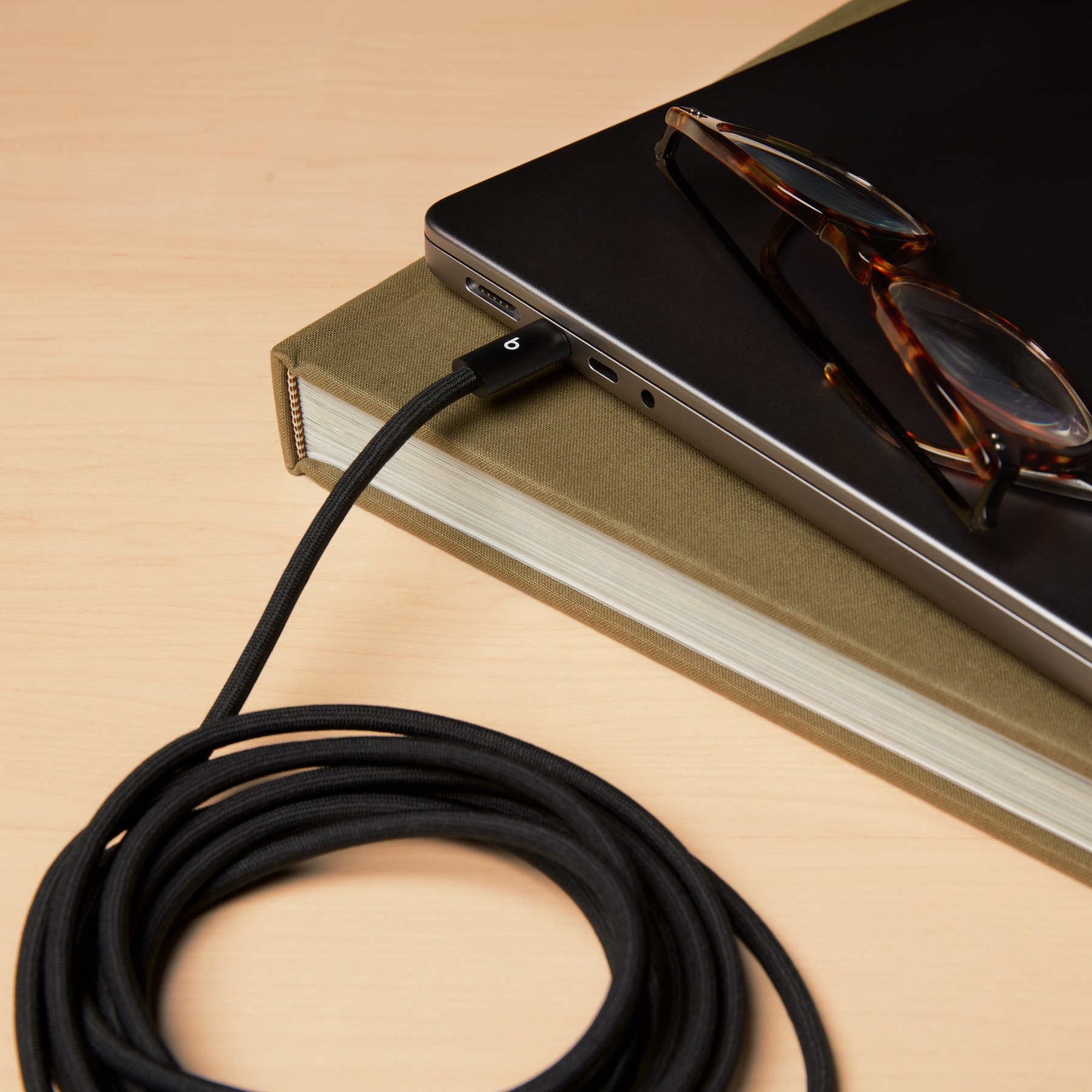 Beats 비츠 240W USB-C 브레이드 케이블 볼트 블랙, 1개, 3m 제품 이미지